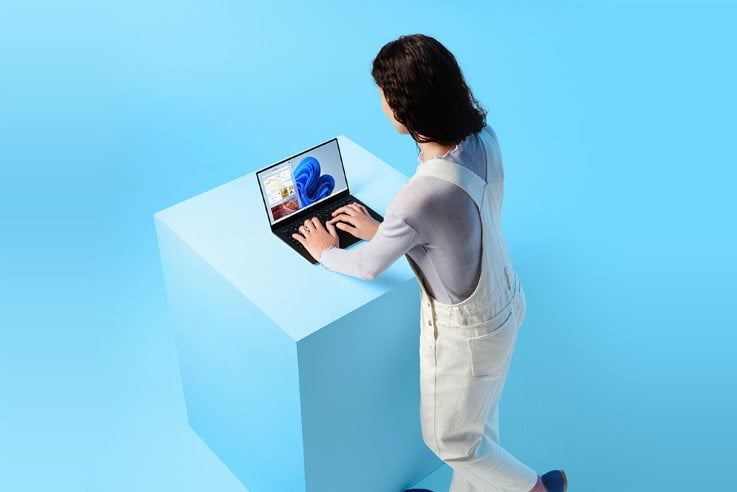 Kvinde med bærbar computer med Windows 11